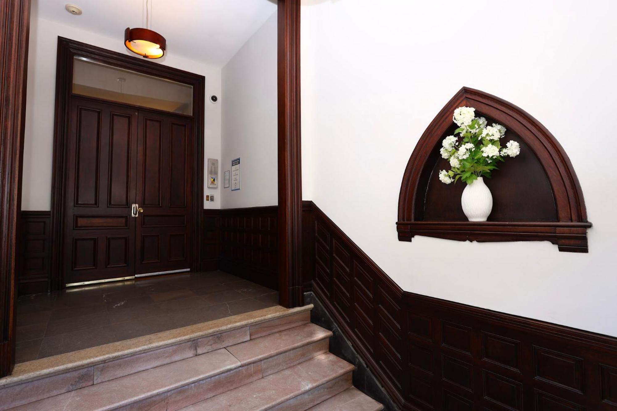 Stylish Studio On Newbury St #3 Бостон Экстерьер фото